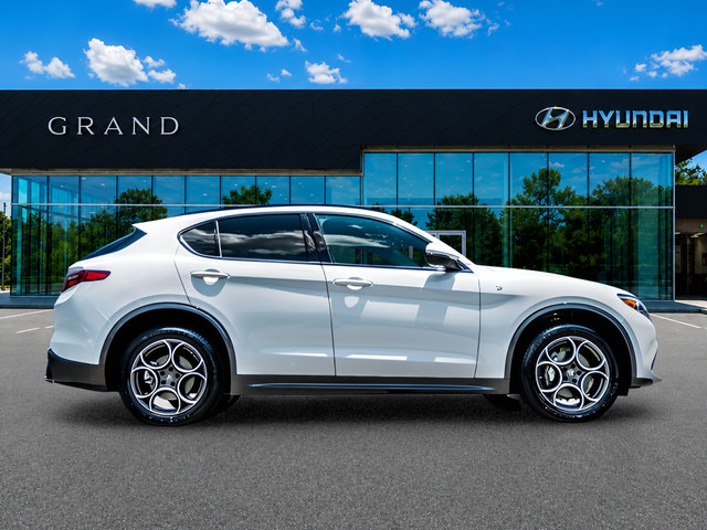 Used 2023 Alfa Romeo Stelvio Ti AWD/4WD image 6