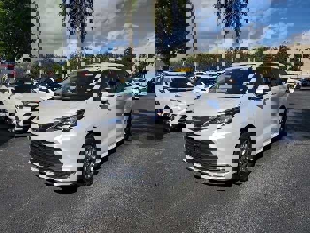 Used 2023 Toyota Sienna XLE image 2