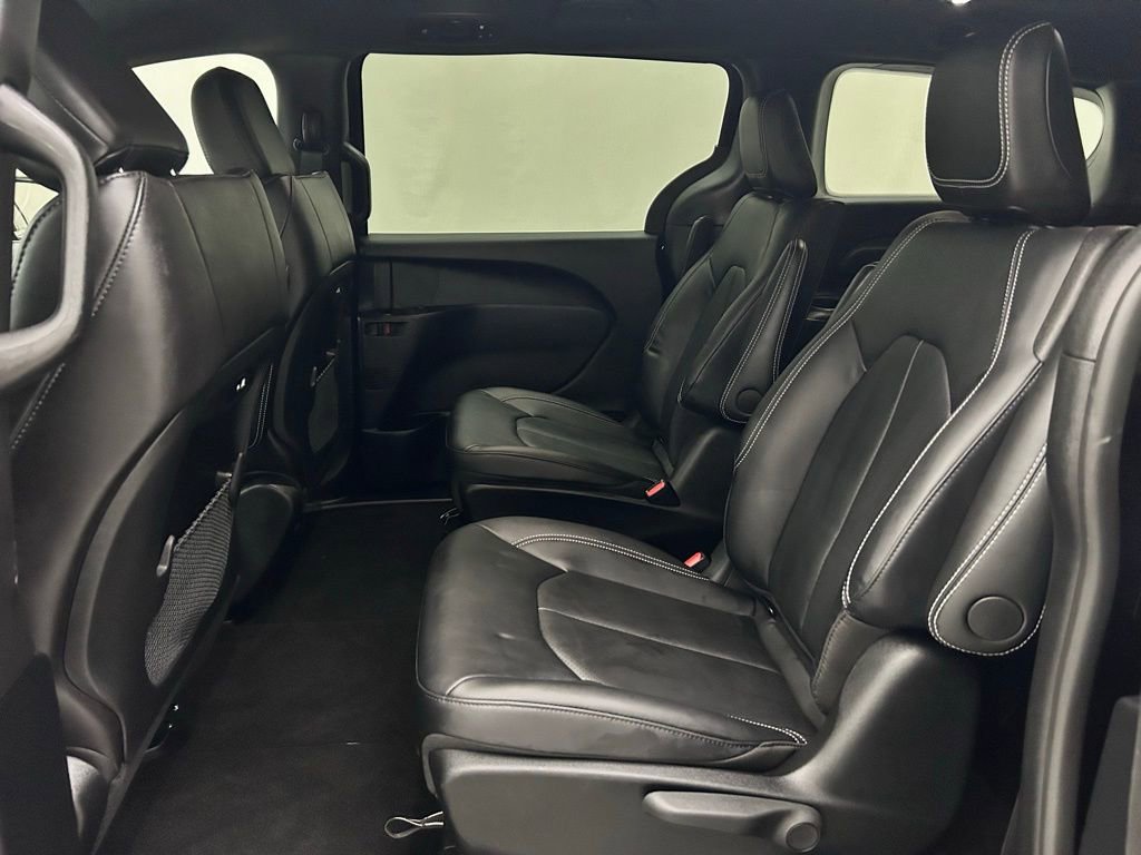 Used 2025 Chrysler Pacifica Select image 13