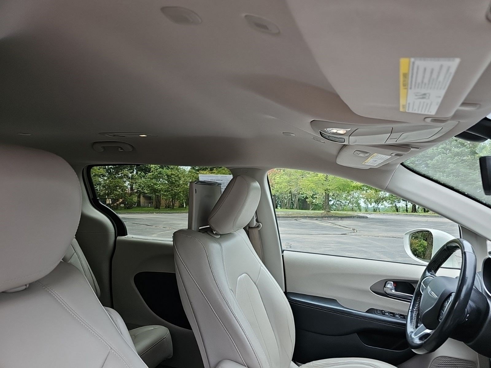 Used 2021 Chrysler Pacifica Touring-L w/ Uconnect Theater Family Group FWD image 13