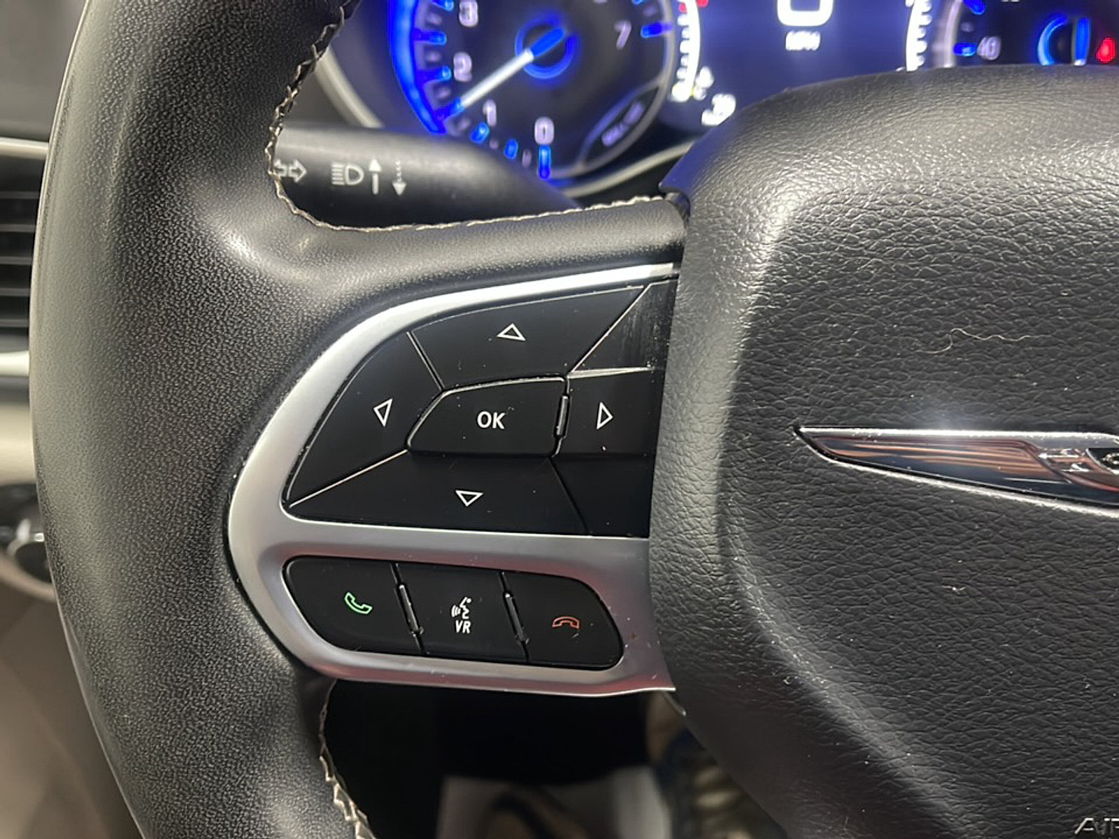 Used 2024 Chrysler Pacifica Touring-L FWD image 6