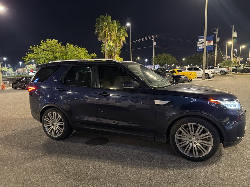 Used 2018 Land Rover Discovery HSE image 2