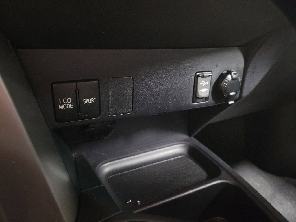 Used 2016 Toyota RAV4 LE AWD/4WD image 18