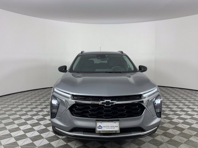 Used 2025 Chevrolet Trax LT FWD image 2