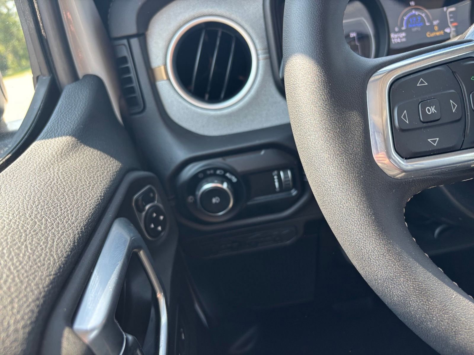 Used 2025 Jeep Wrangler Sahara image 32