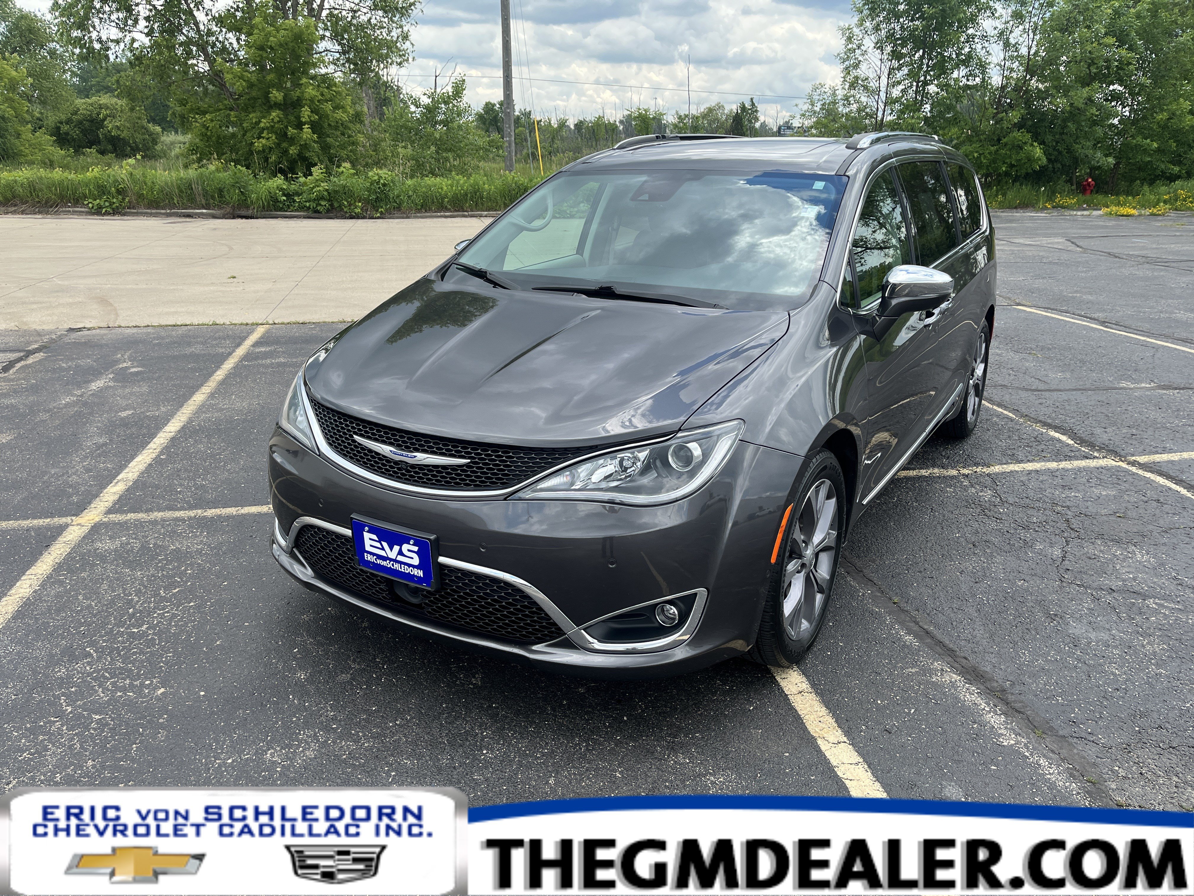 Used 2019 Chrysler Pacifica Limited w/ Tire & Wheel Group FWD image 1