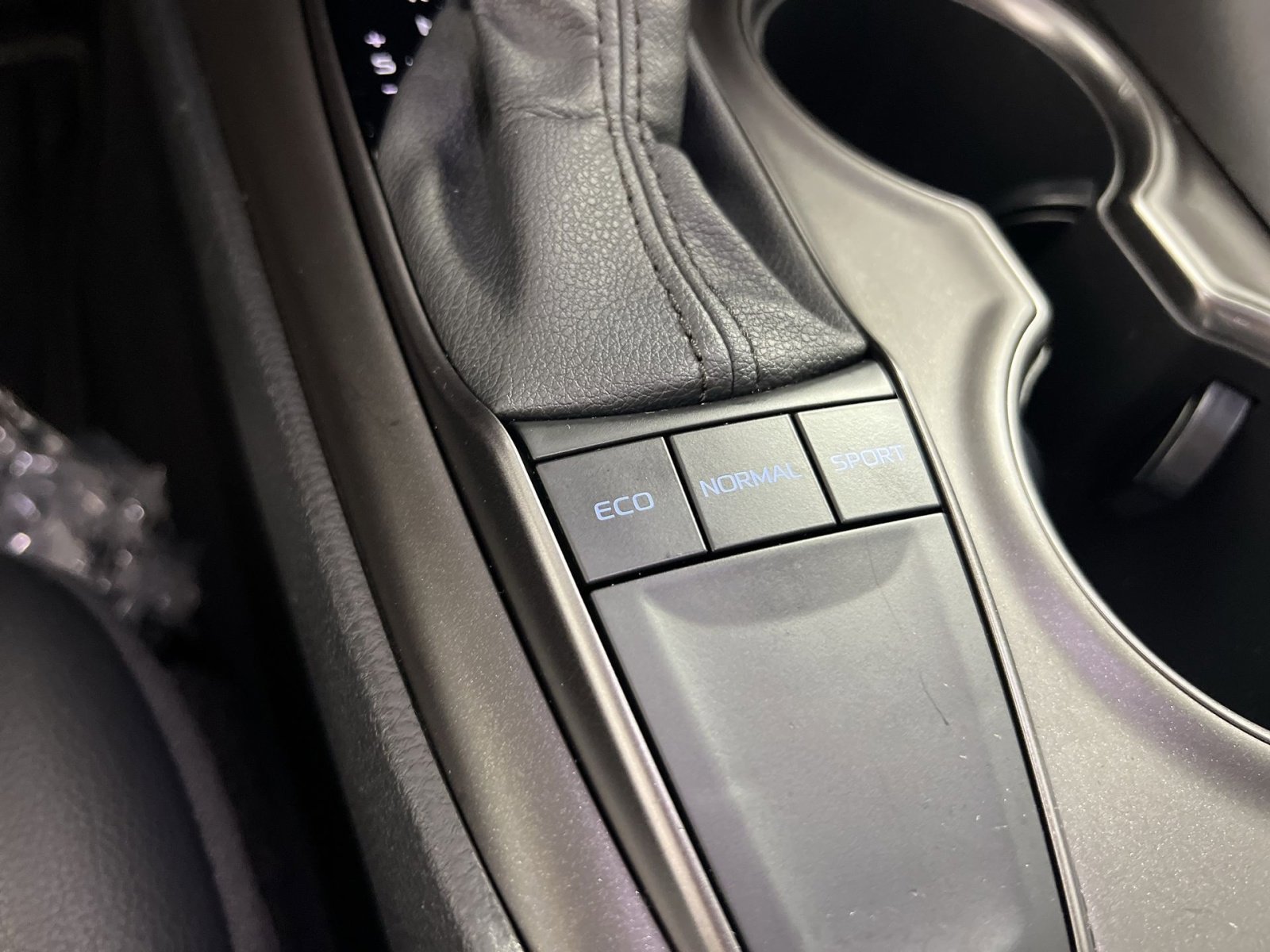 Used 2022 Toyota Camry SE w/ Cold Weather Package image 32