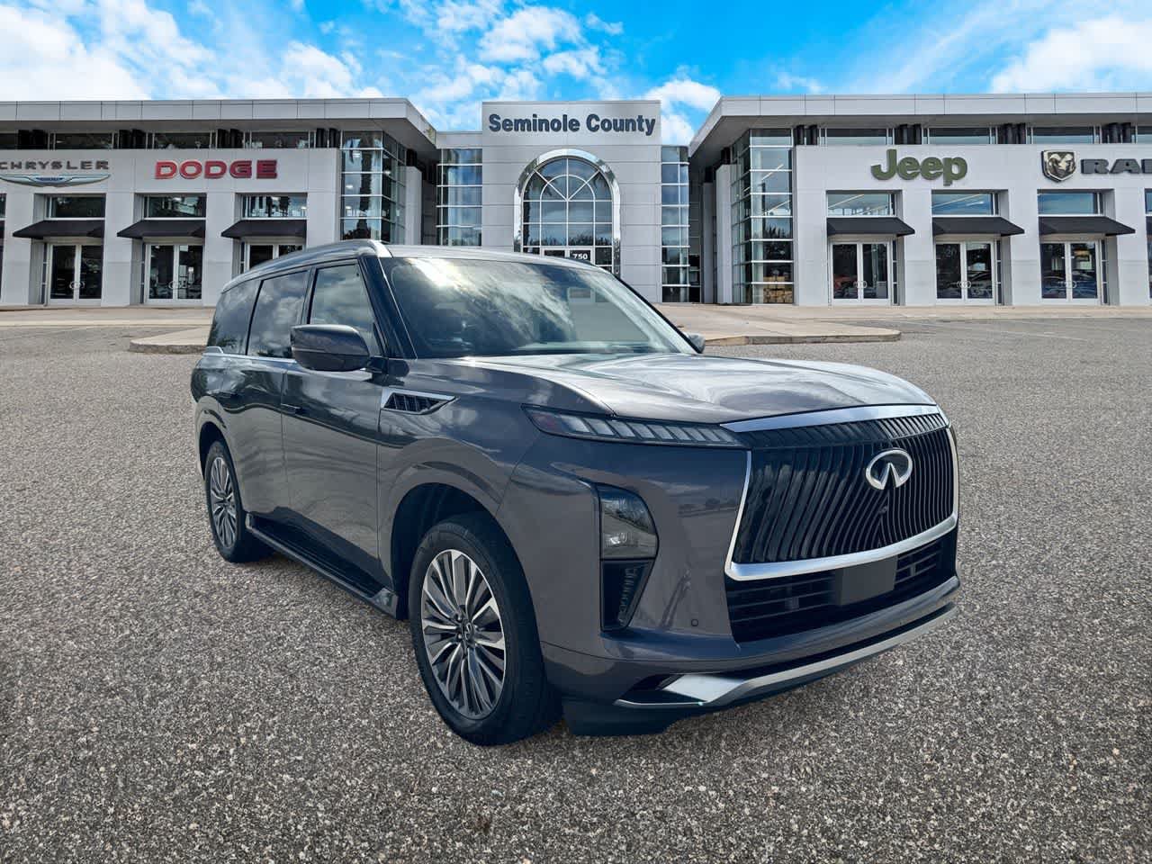 Used 2025 INFINITI QX80 Luxe RWD image 2