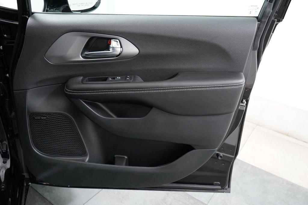 New 2027 Chrysler Pacifica Limited w/ Family Tech Group FWD image 26
