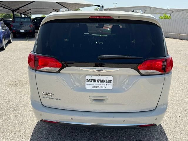 Used 2020 Chrysler Pacifica Touring-L Plus FWD image 5