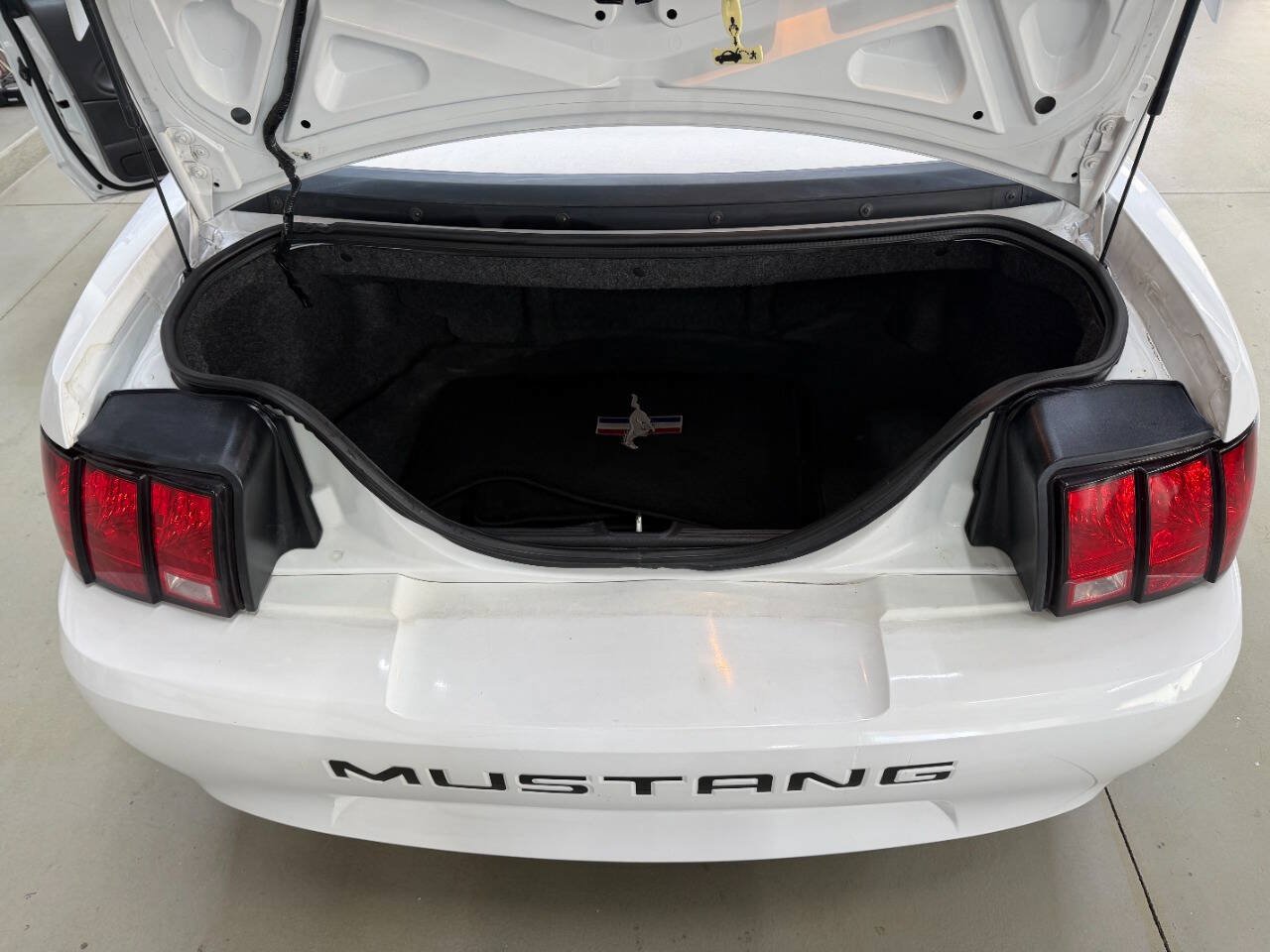 Used 2003 Ford Mustang Convertible RWD image 9