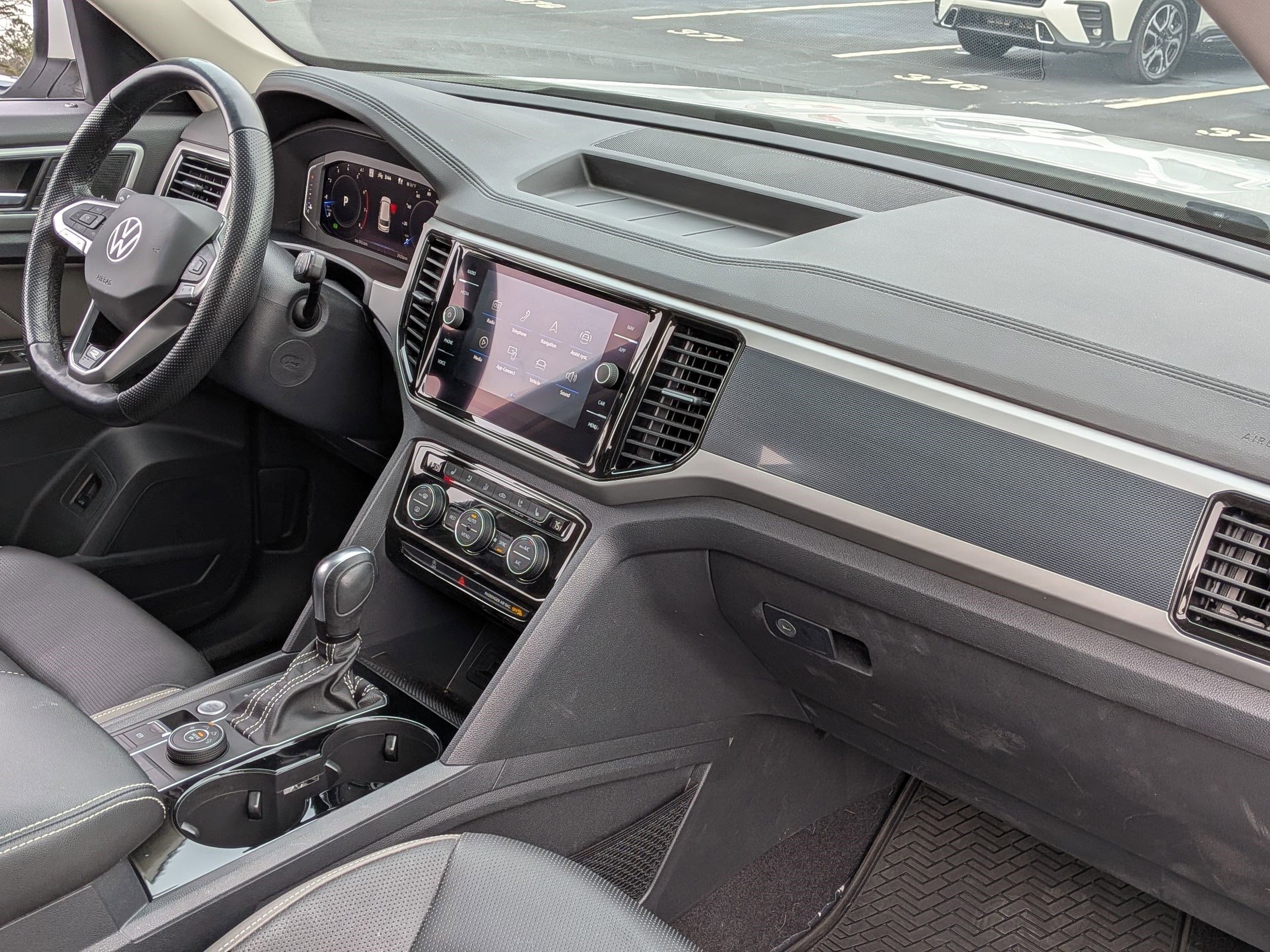 Used 2022 Volkswagen Atlas SEL Premium image 36