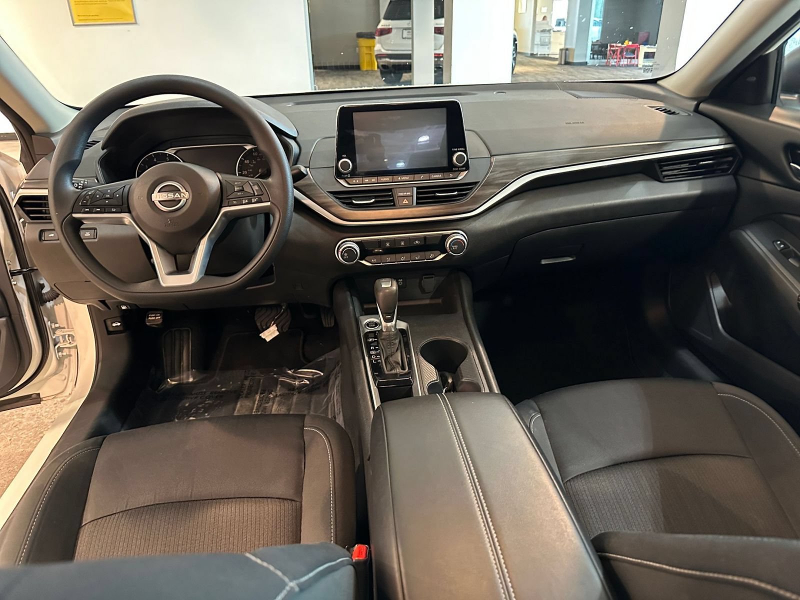 Used 2025 Nissan Altima 2.5 SV FWD image 32