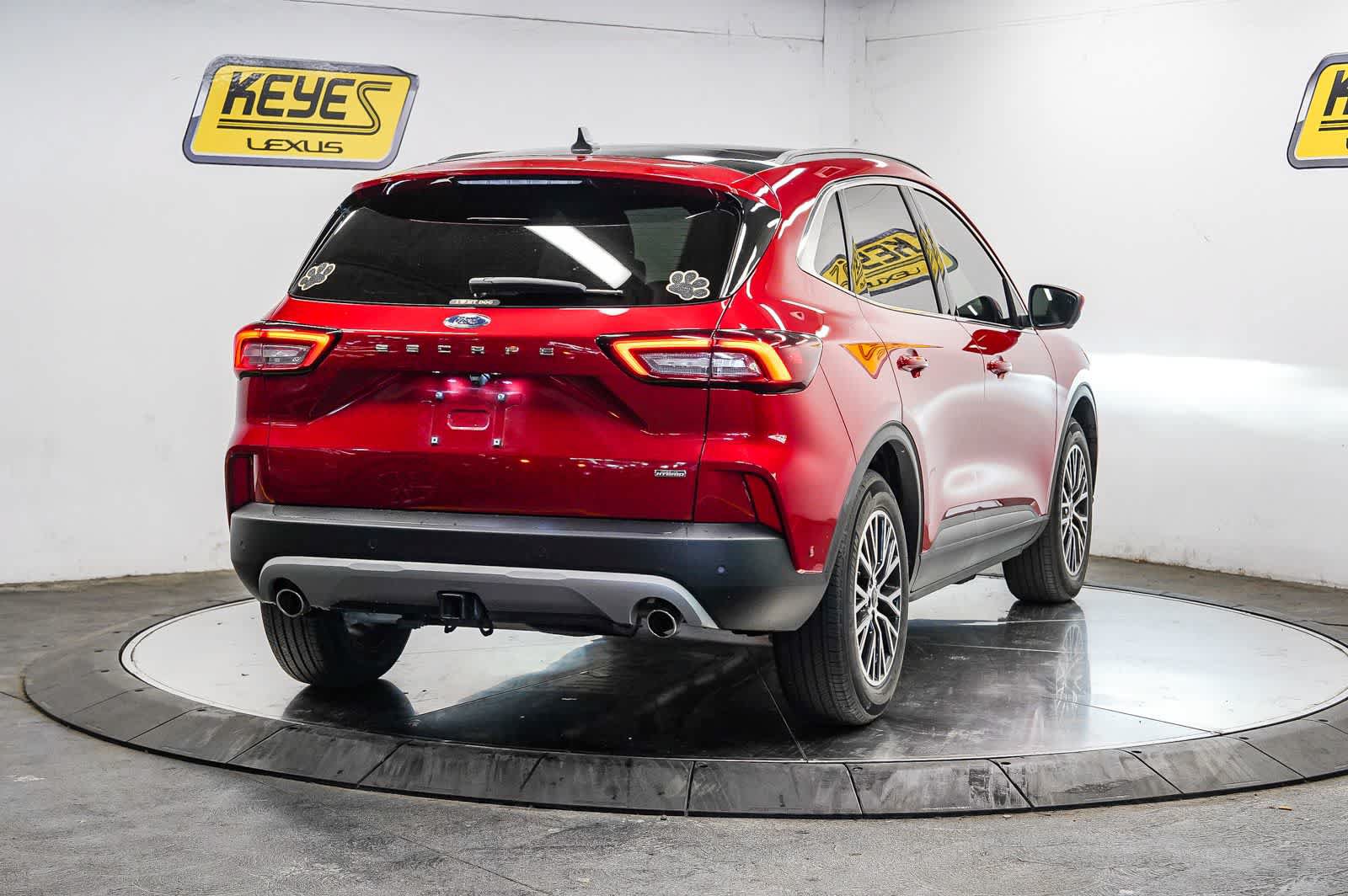 Used 2023 Ford Escape SE w/ PHEV Premium Package FWD image 4