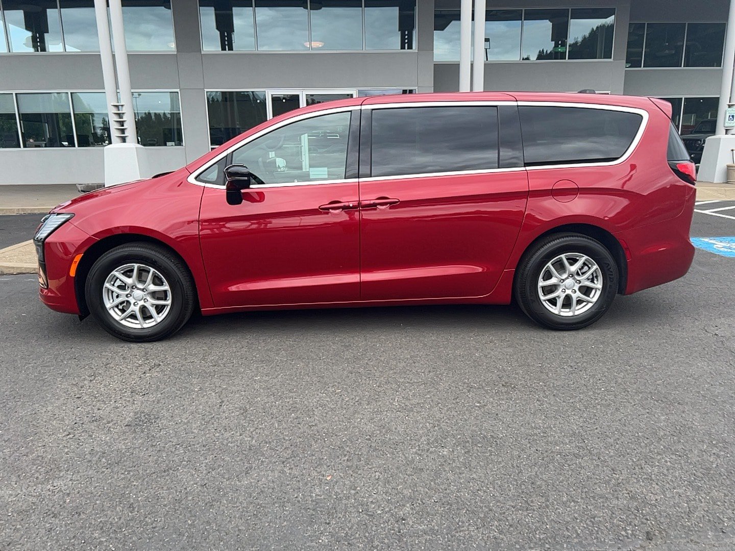 New 2027 Chrysler Pacifica Select FWD image 8