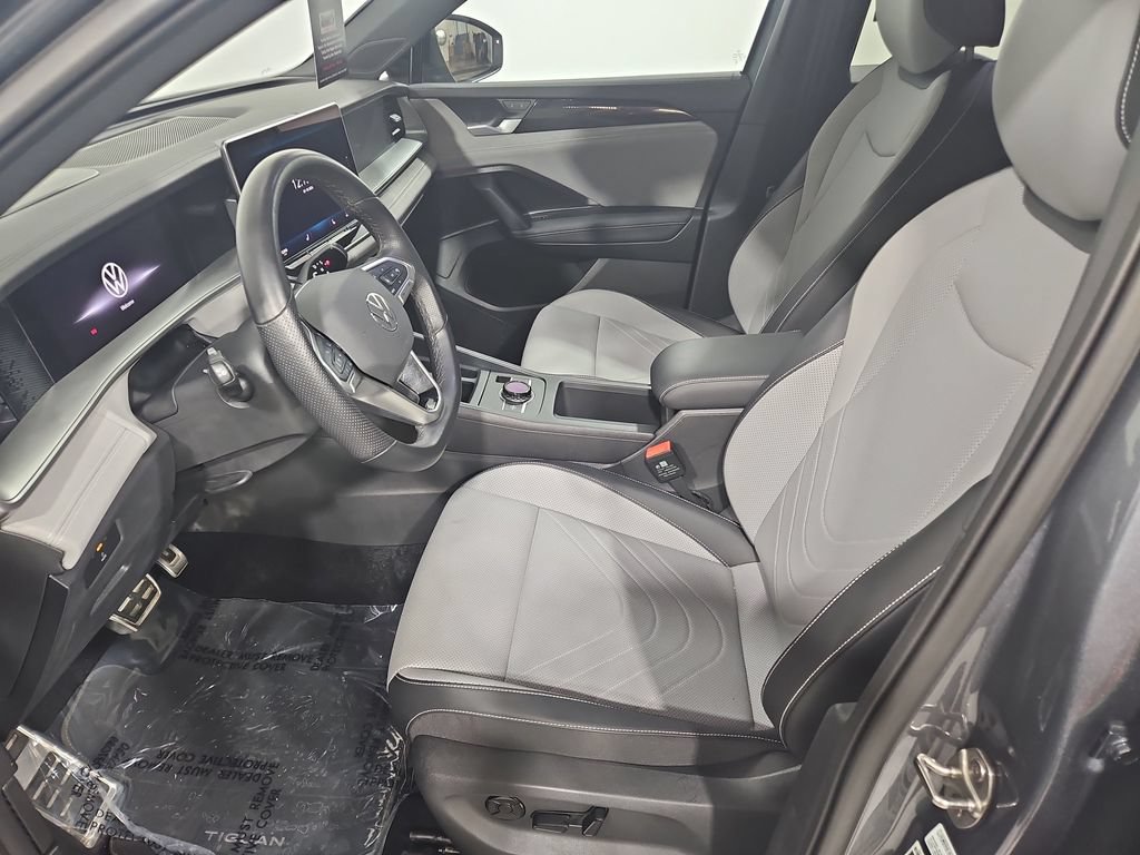 Used 2025 Volkswagen Tiguan SE R-Line AWD/4WD image 12