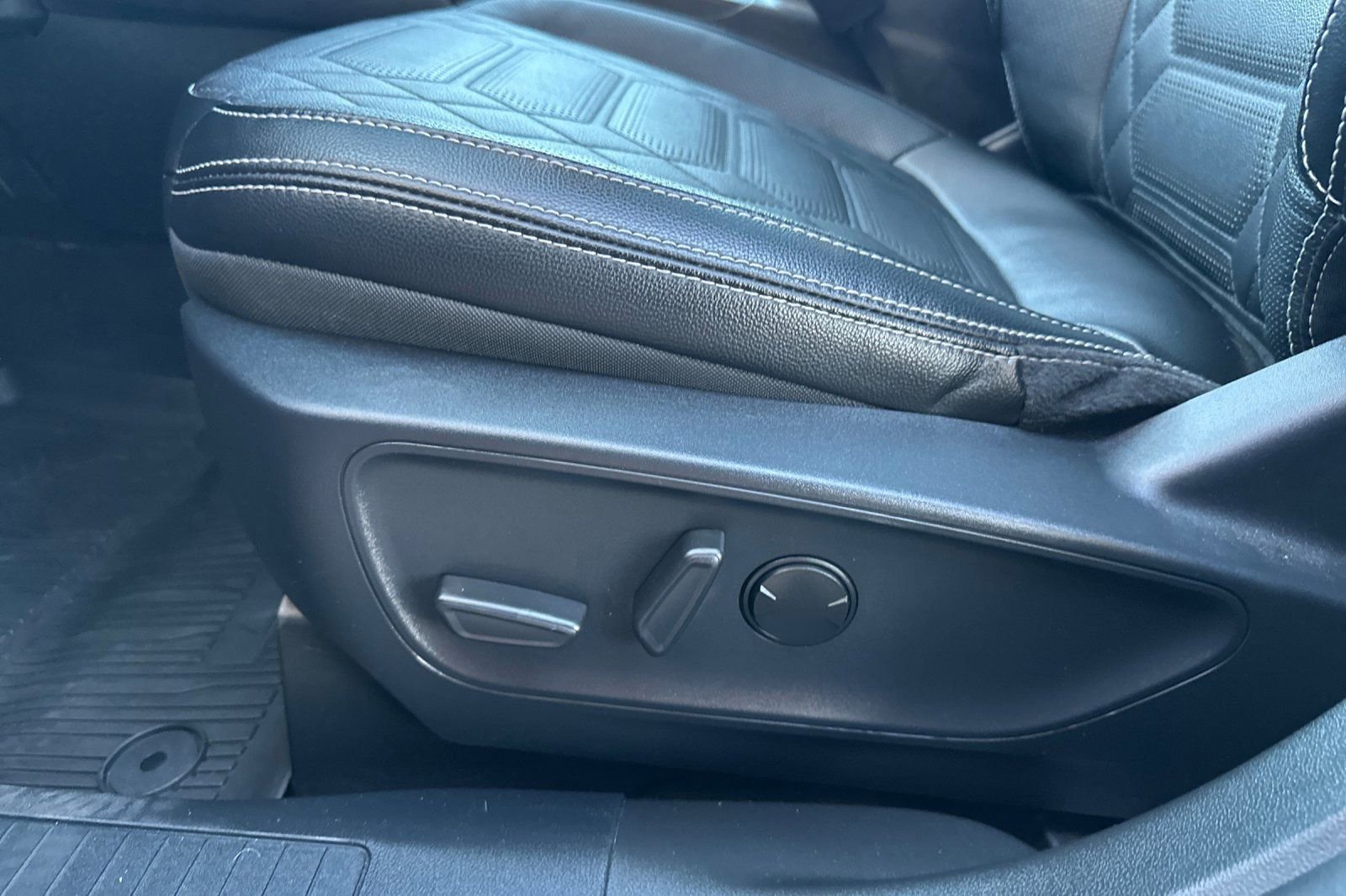 Used 2024 Ford Escape SE w/ PHEV Premium Package image 12