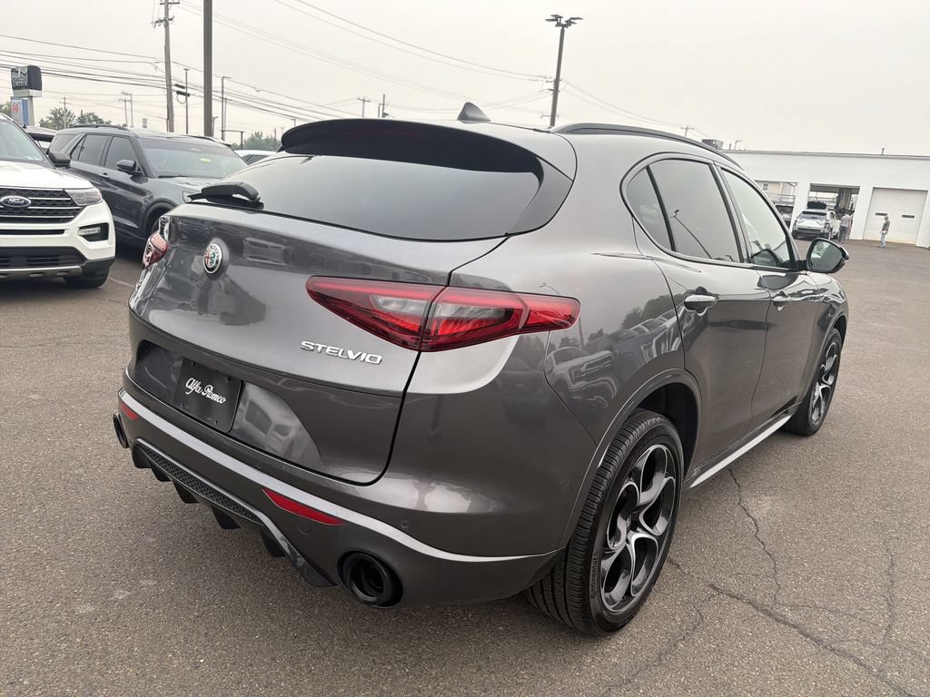 Used 2023 Alfa Romeo Stelvio Veloce AWD/4WD image 5