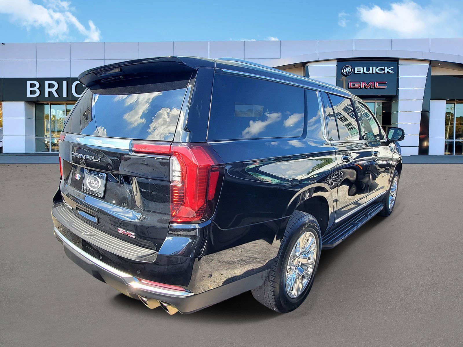 Used 2025 GMC Yukon XL Denali RWD image 3