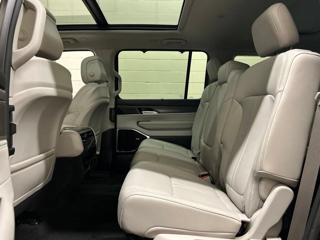 Used 2024 Jeep Wagoneer L Series III w/ Premium Group I AWD/4WD image 8