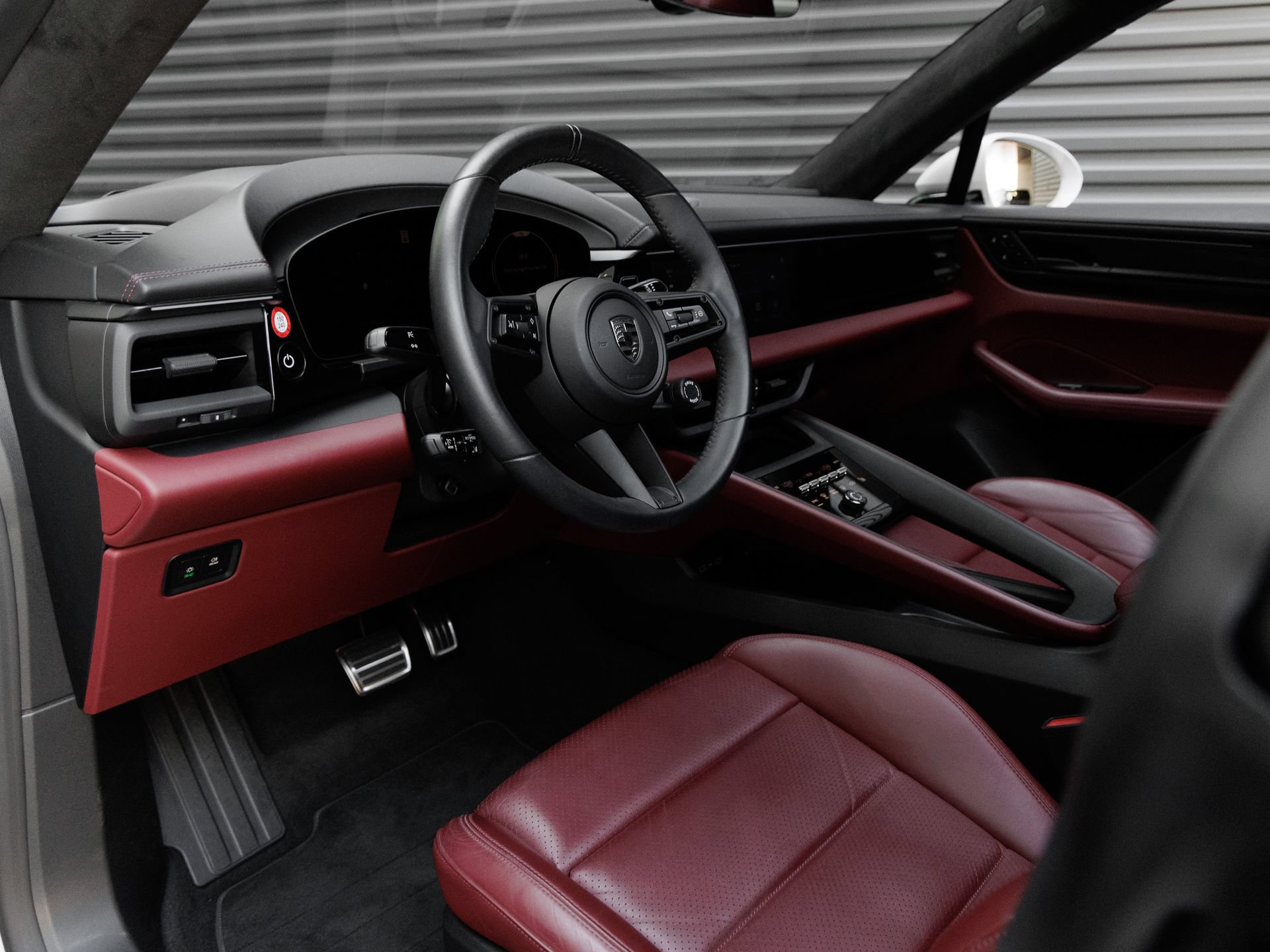 Certified 2025 Porsche Macan Turbo Electric AWD/4WD image 4