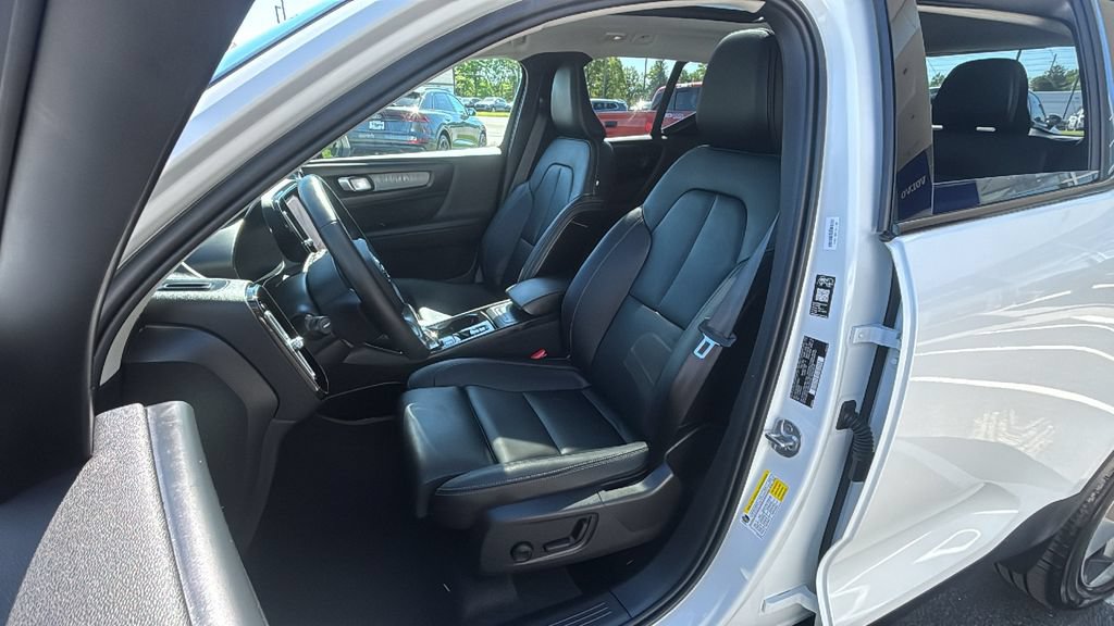 Certified 2026 Volvo XC40 B5 Plus AWD/4WD image 25