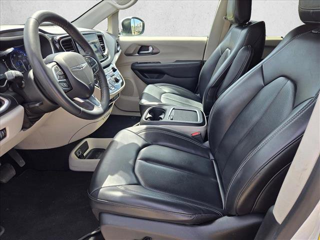 Used 2023 Chrysler Pacifica Touring-L image 15