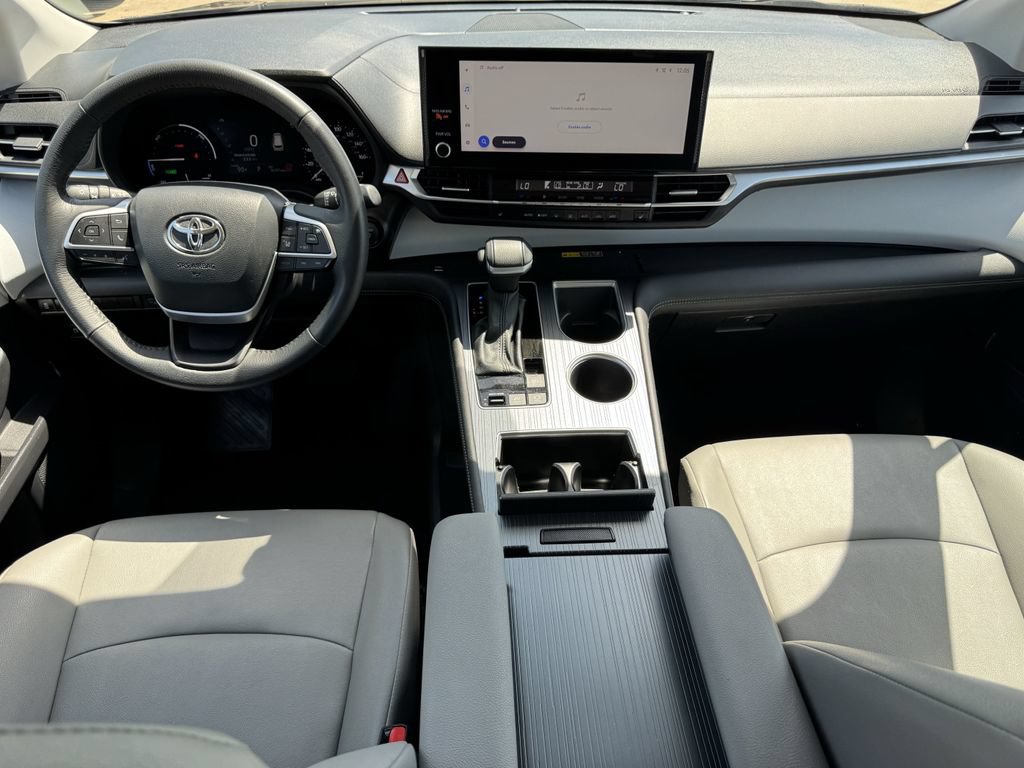 Used 2025 Toyota Sienna XLE FWD image 9