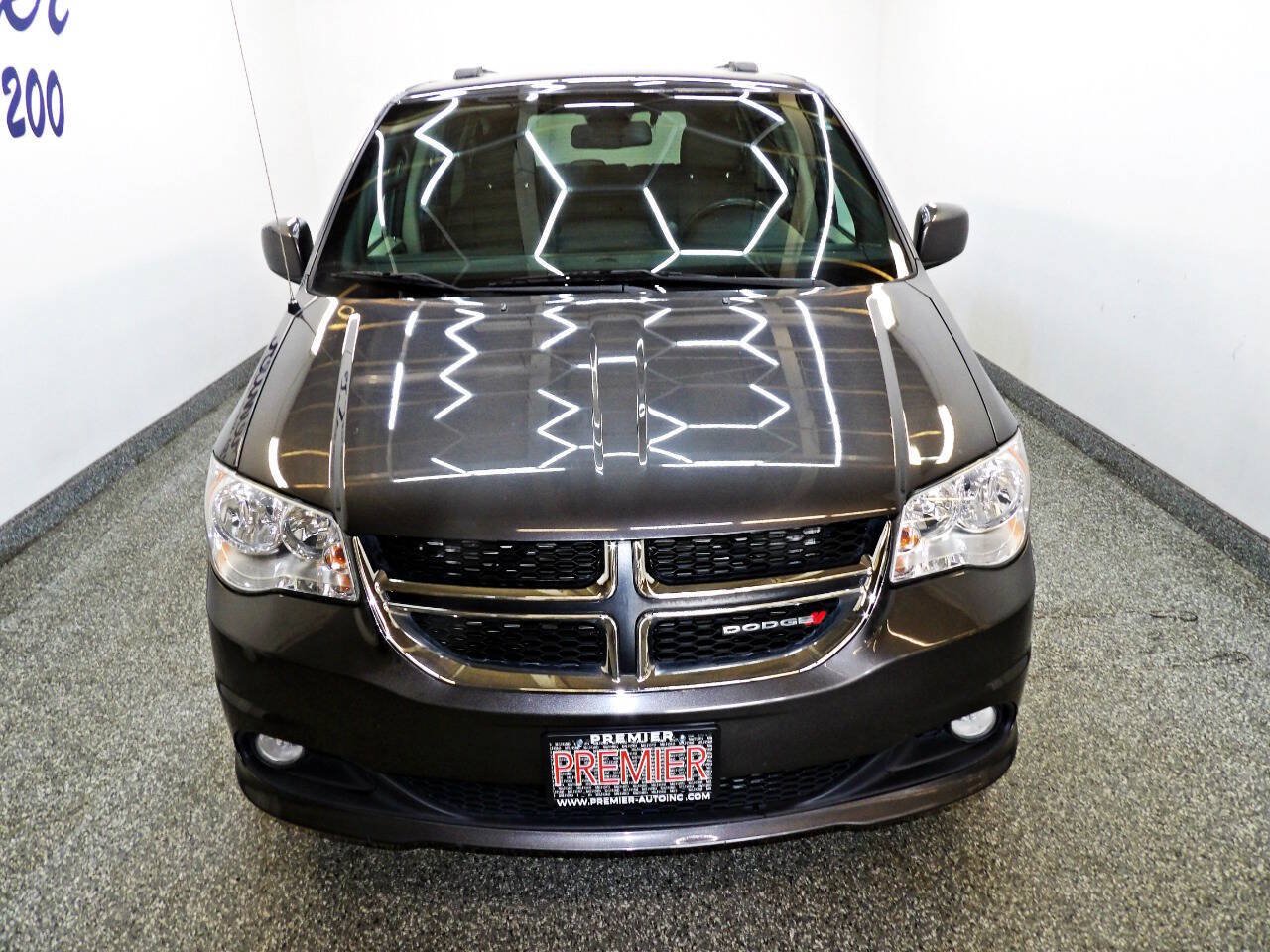 Used 2019 Dodge Grand Caravan SXT FWD image 2