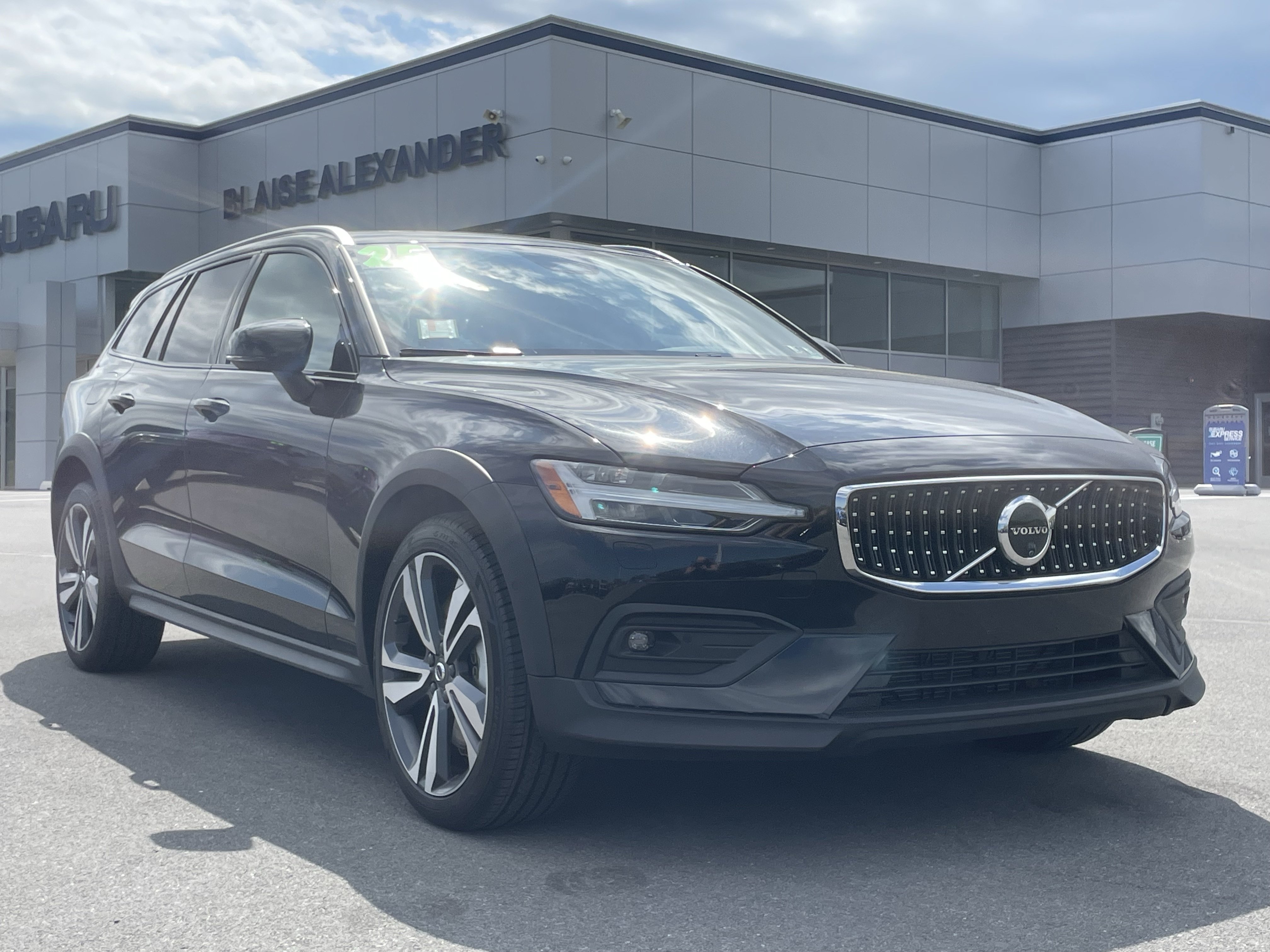 Used 2025 Volvo V60 B5 Cross Country Plus AWD/4WD image 1