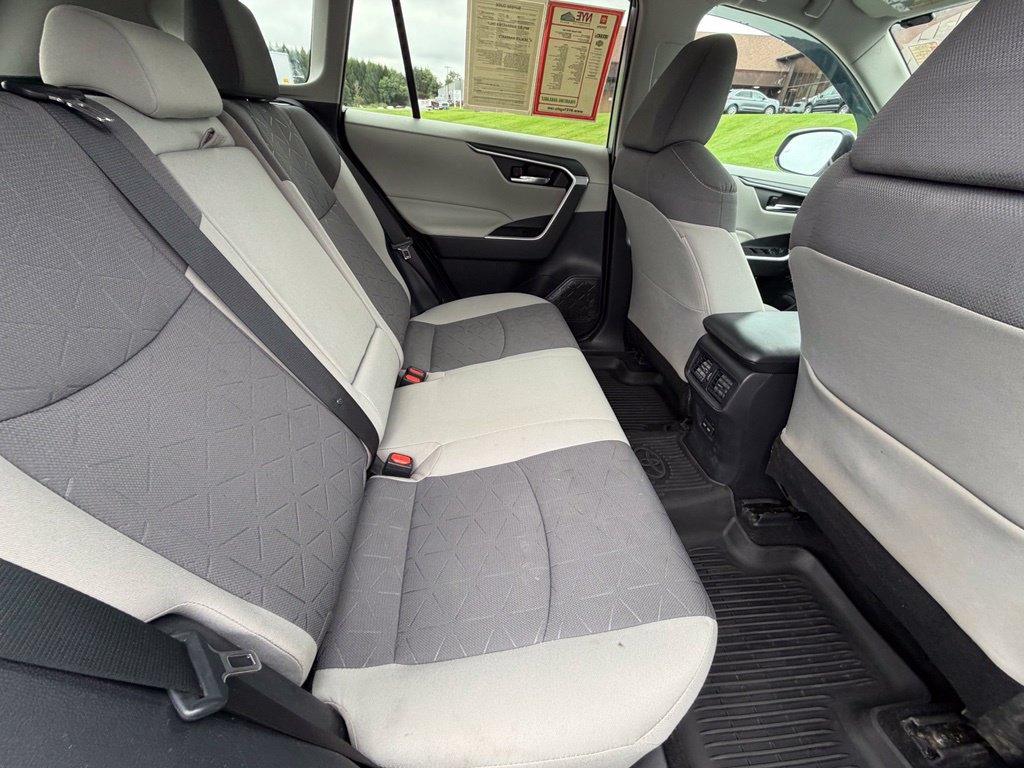 Used 2022 Toyota RAV4 XLE AWD/4WD image 39