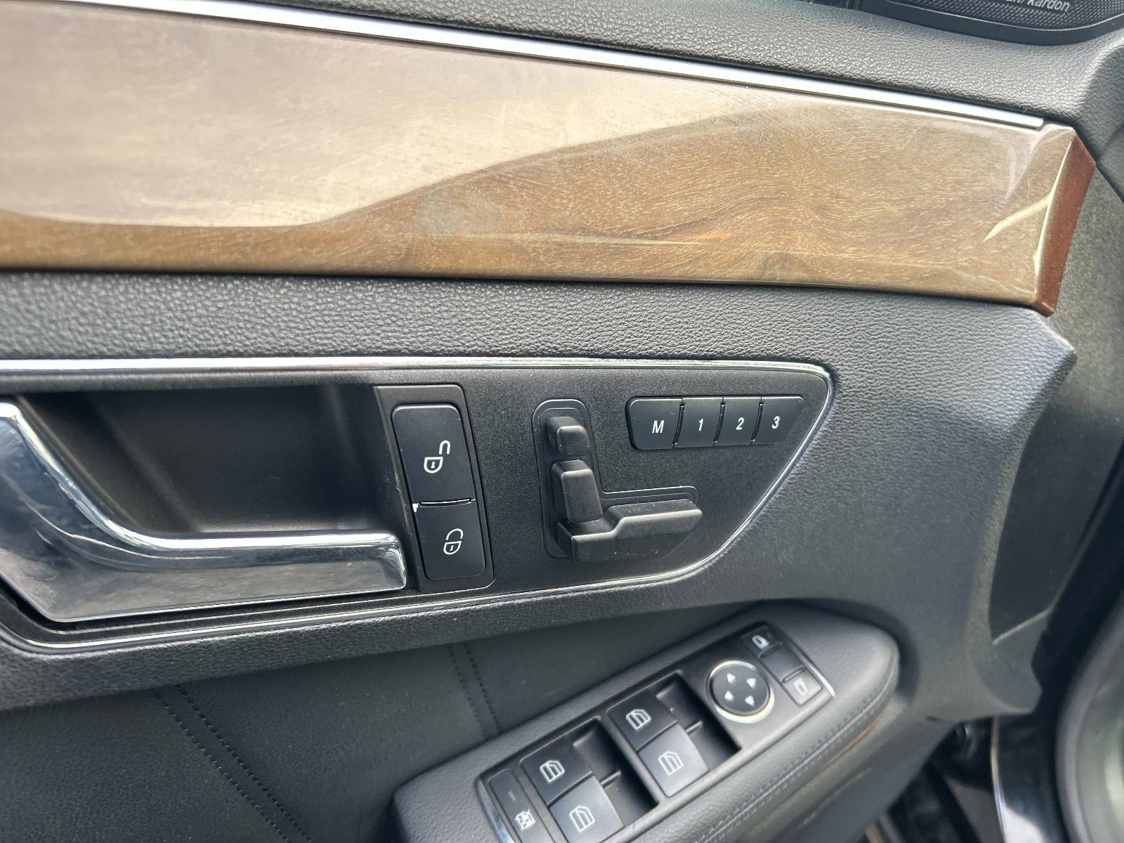 Used 2010 Mercedes-Benz E 350 4MATIC Sedan image 20