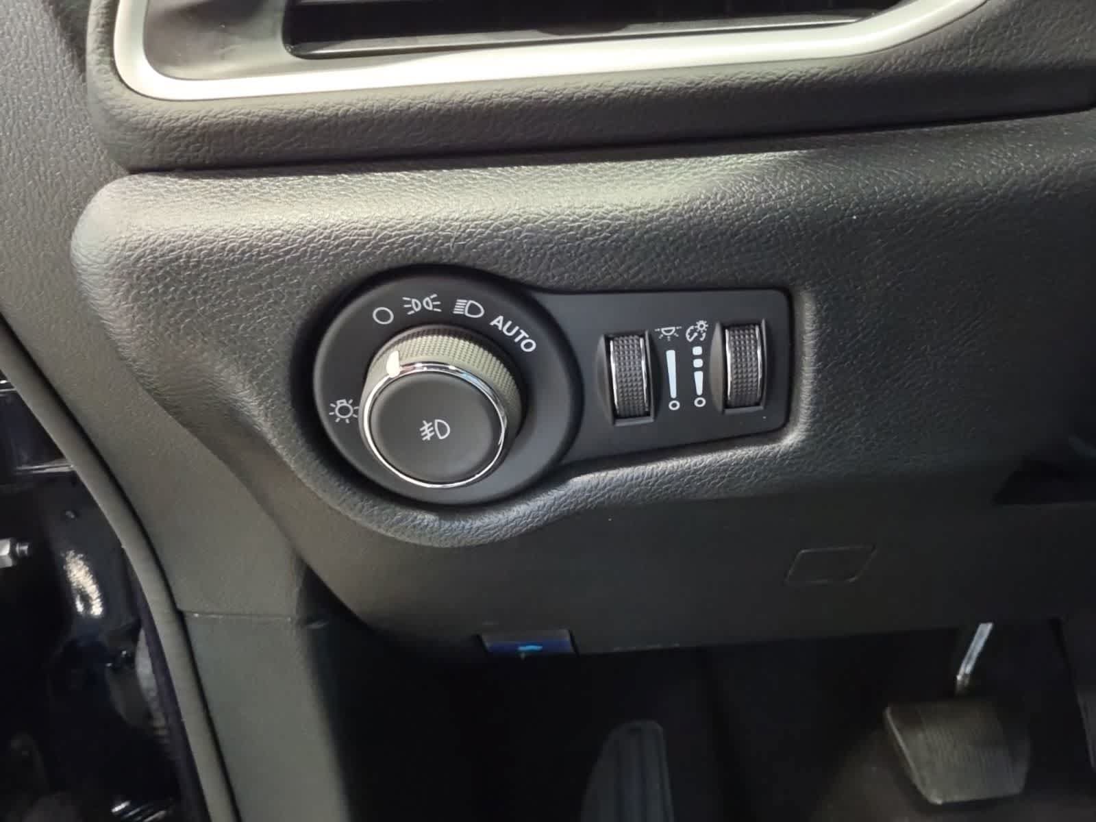 Used 2025 Chrysler Pacifica Select FWD image 19