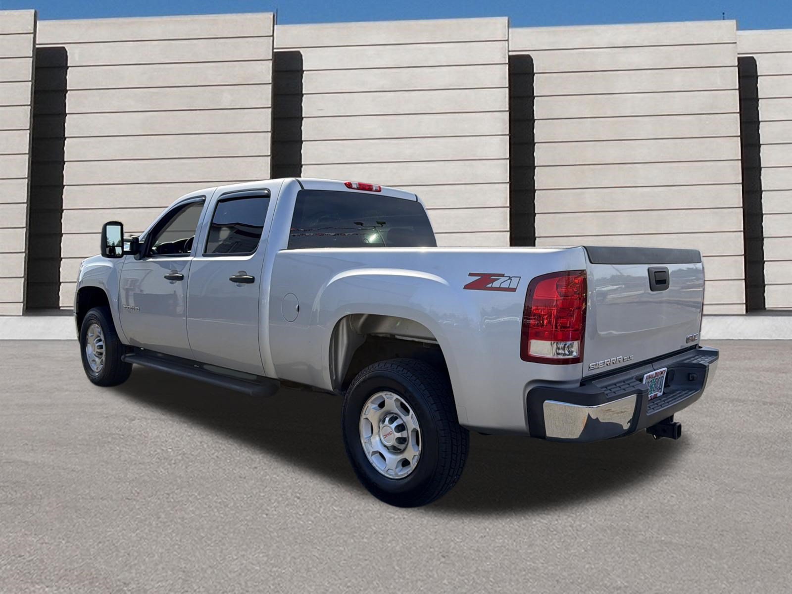 Used 2010 GMC Sierra 2500 SLE w/ Suspension Package, Off-Road RWD image 3