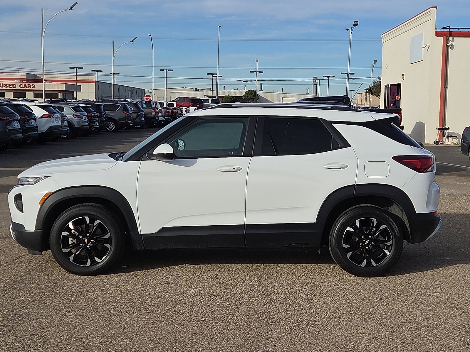 Used 2023 Chevrolet TrailBlazer LT image 2