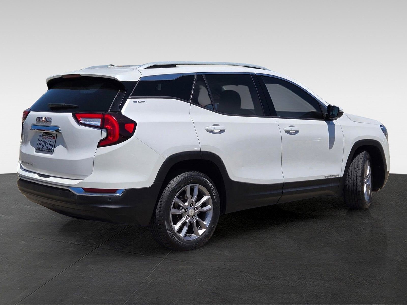 Used 2022 GMC Terrain SLT w/ Infotainment Package II FWD image 4