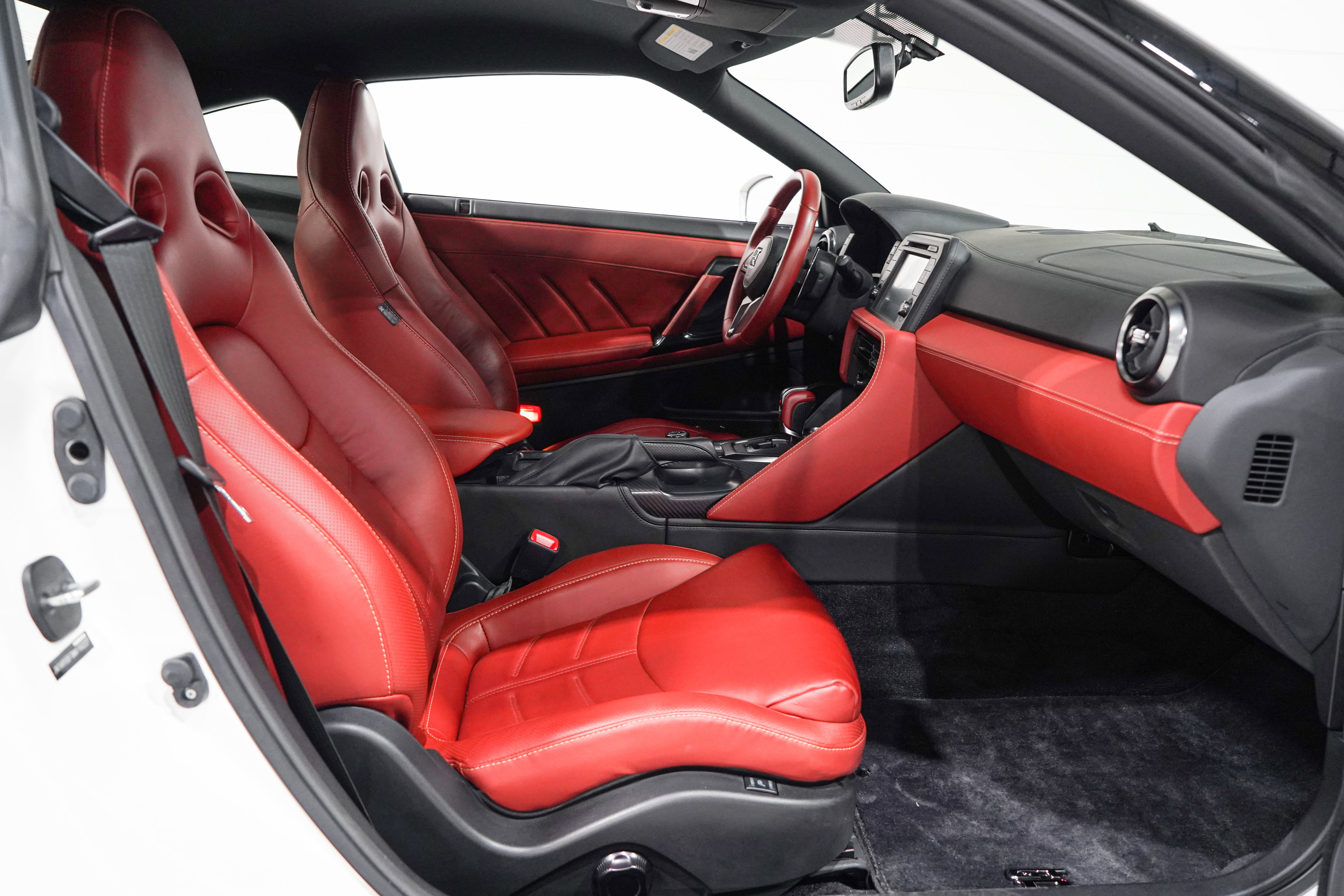 Used 2021 Nissan GT-R Premium AWD/4WD image 14