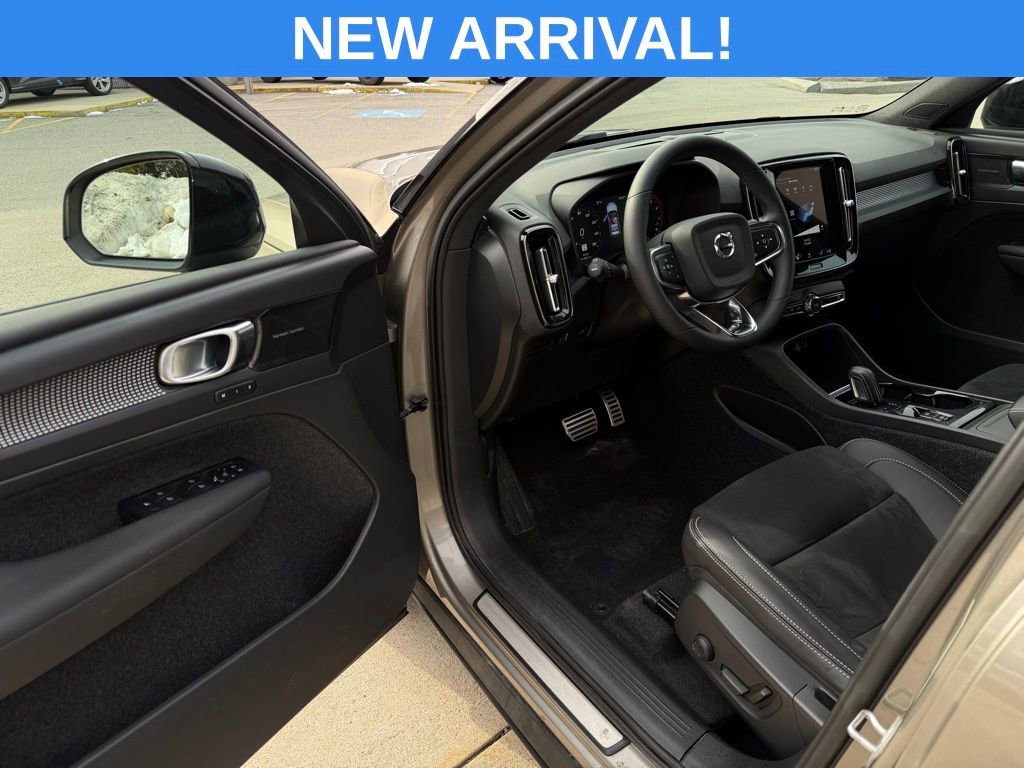 Used 2022 Volvo XC40 T5 R-Design w/ Advanced Package image 17