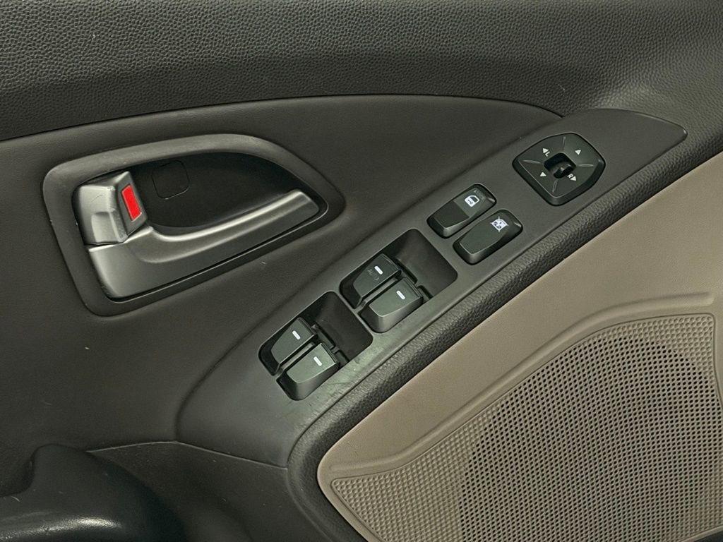 Used 2011 Hyundai Tucson Limited FWD image 12