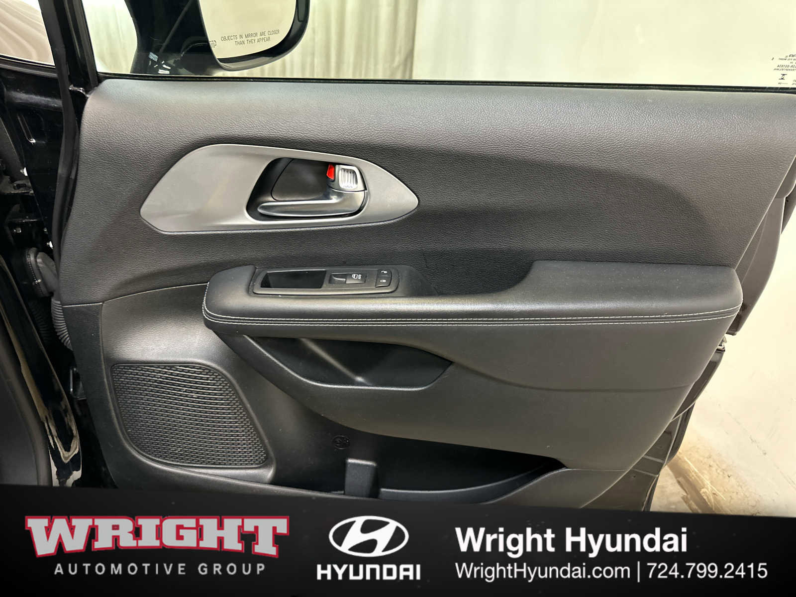 Used 2025 Chrysler Pacifica Limited image 17