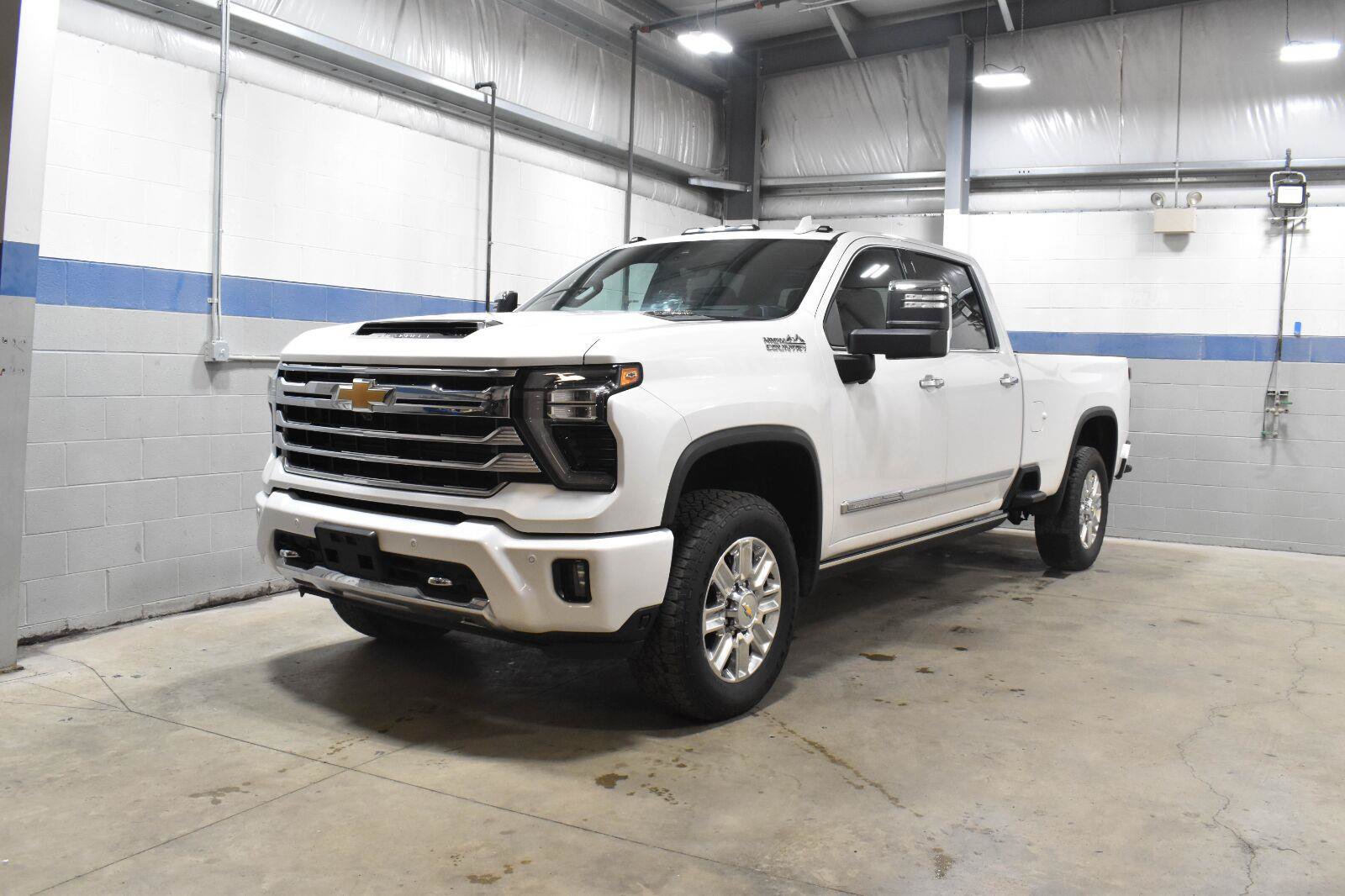 Used 2024 Chevrolet Silverado 3500 High Country w/ High Country Premium Package AWD/4WD image 2