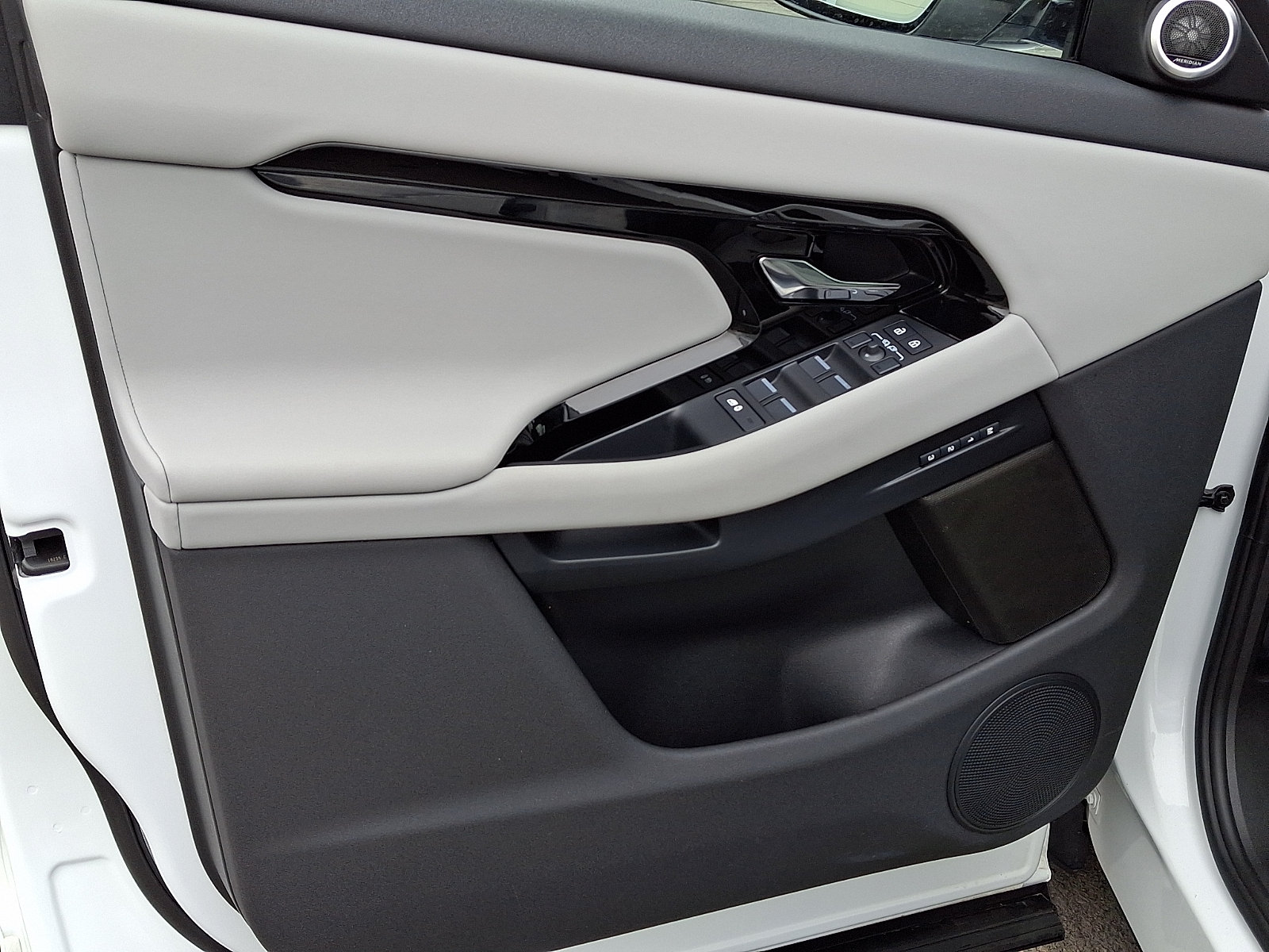 Used 2026 Land Rover Range Rover Evoque S AWD/4WD image 13