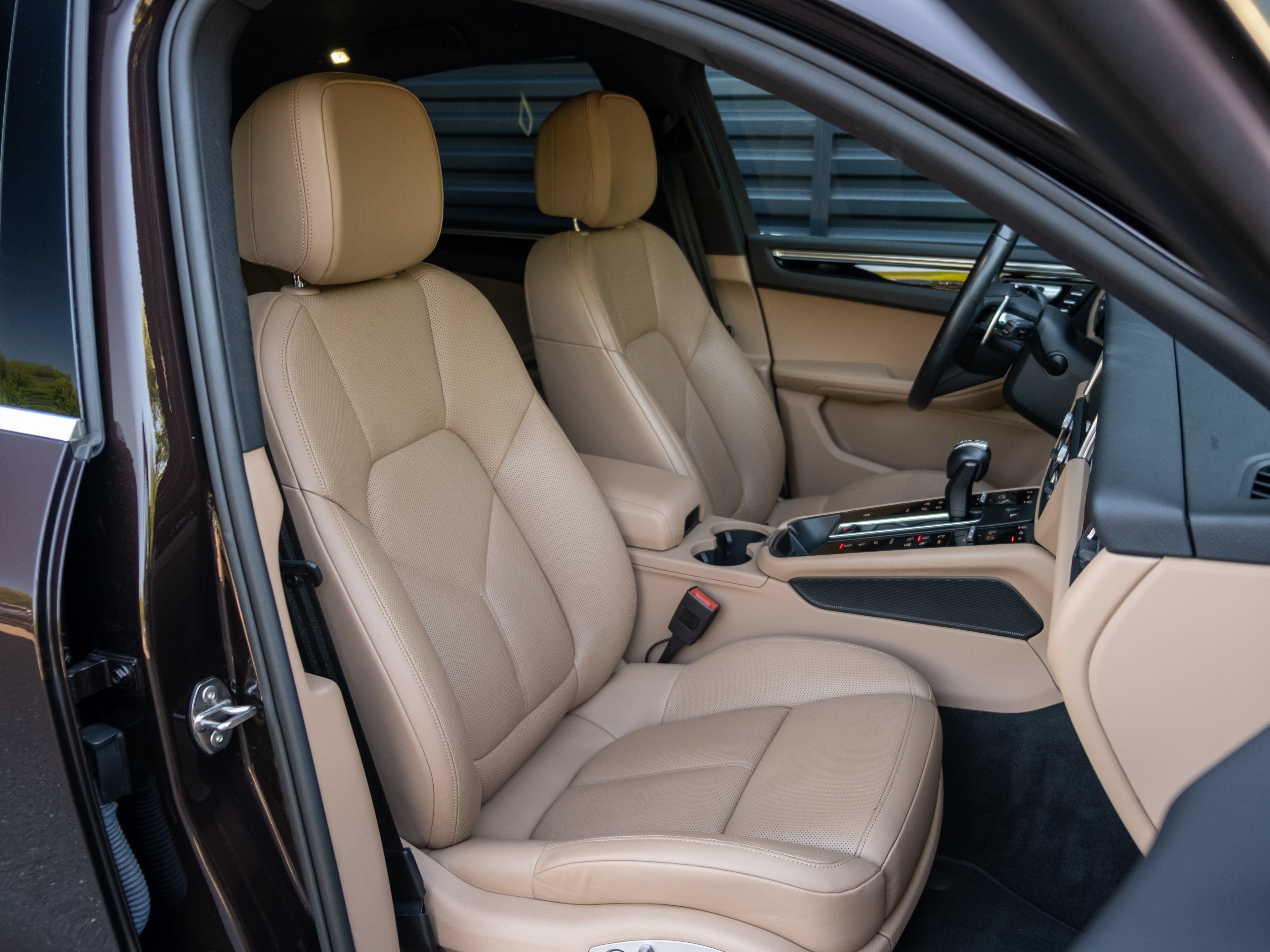 Certified 2022 Porsche Macan AWD/4WD image 39