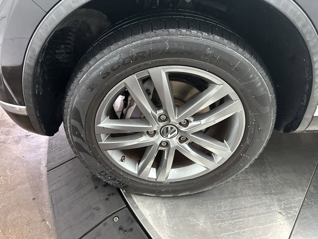 Used 2016 Volkswagen Touareg TDI image 33