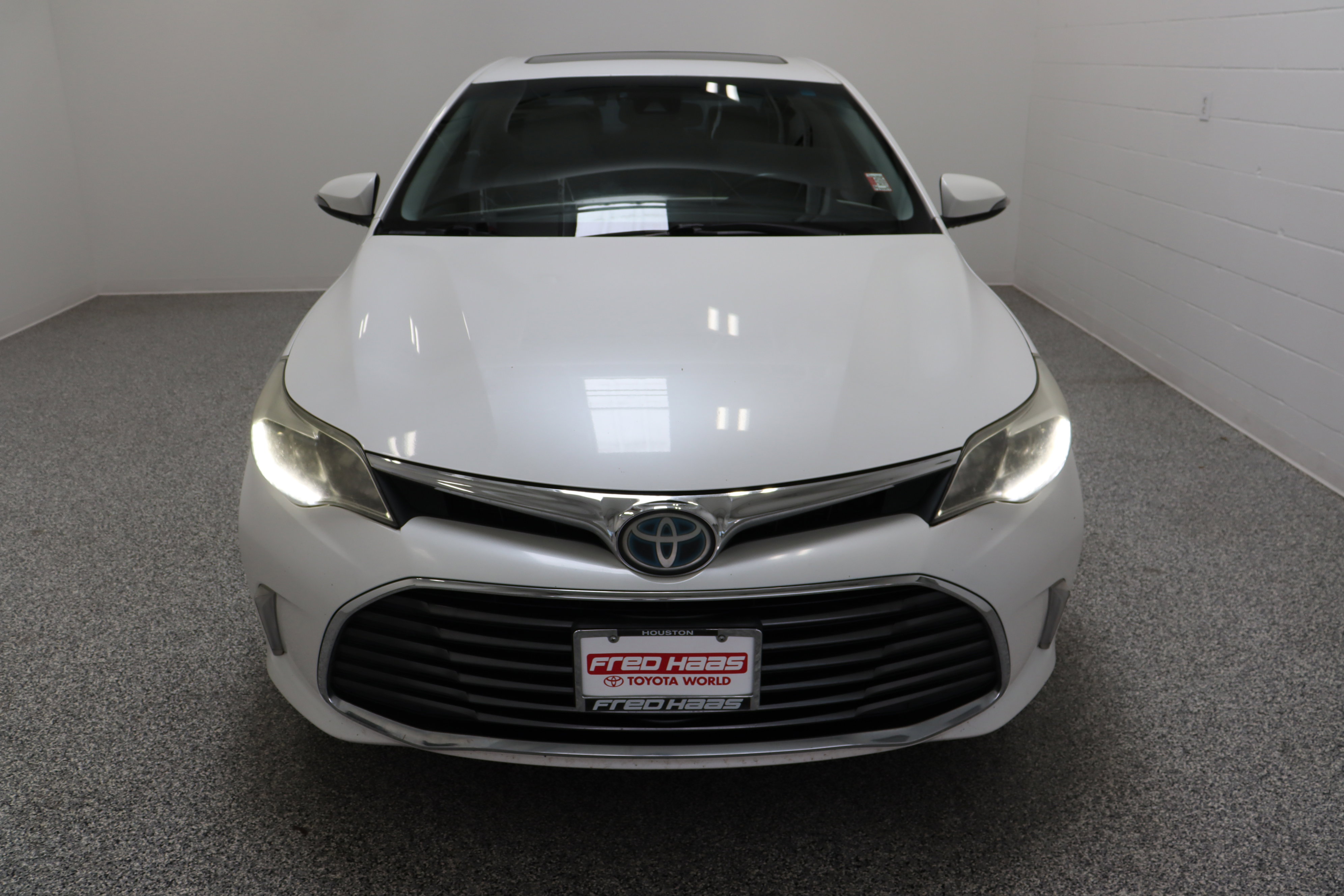 Used 2018 Toyota Avalon Limited FWD image 3