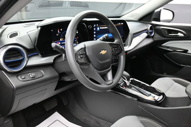 Used 2025 Chevrolet Trax LT FWD image 14