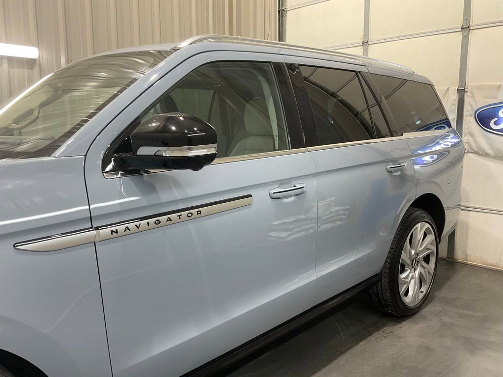Used 2025 Lincoln Navigator Reserve image 5