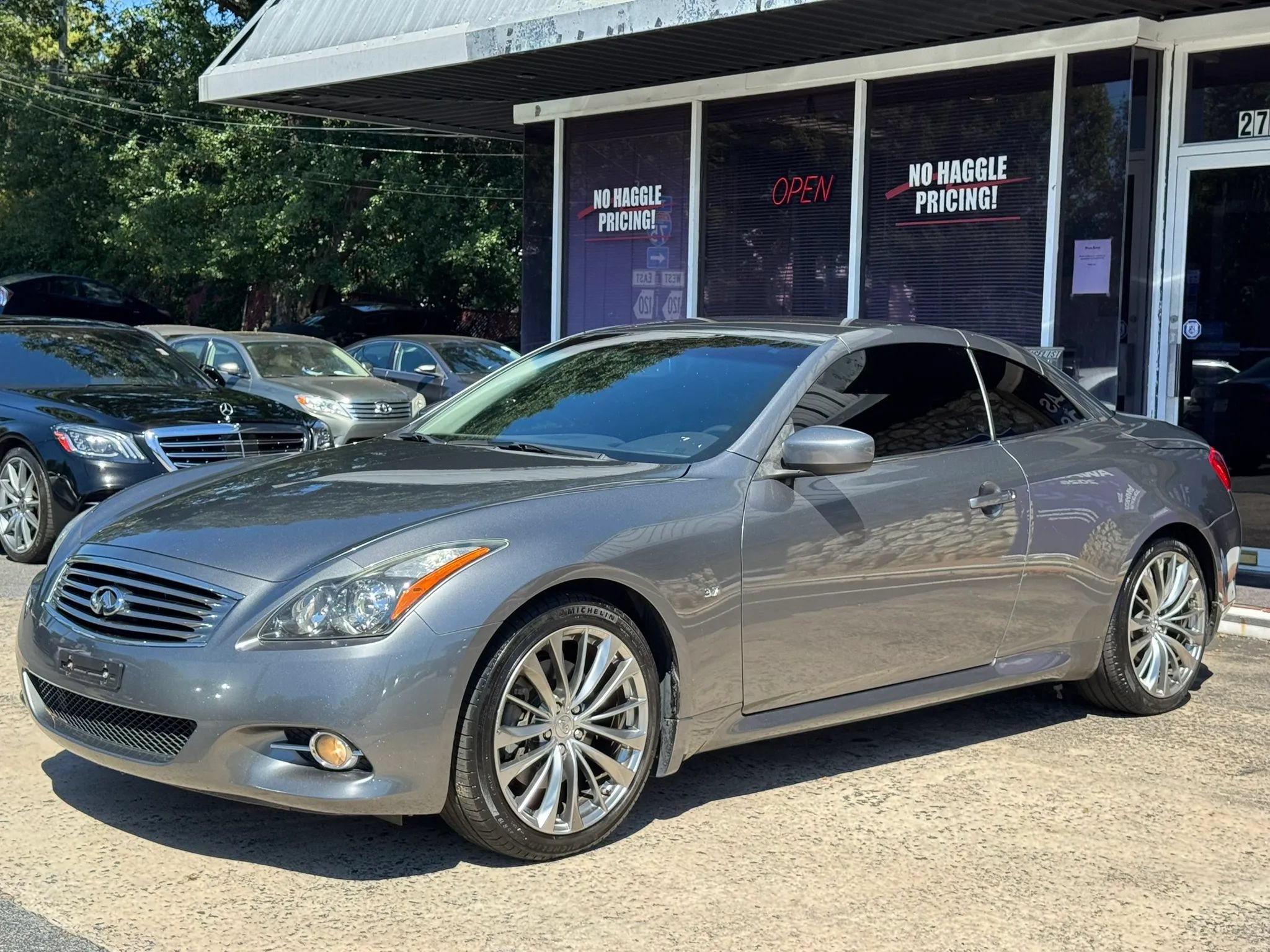 Used 2015 INFINITI Q60 Convertible w/ Premium Package RWD image 3
