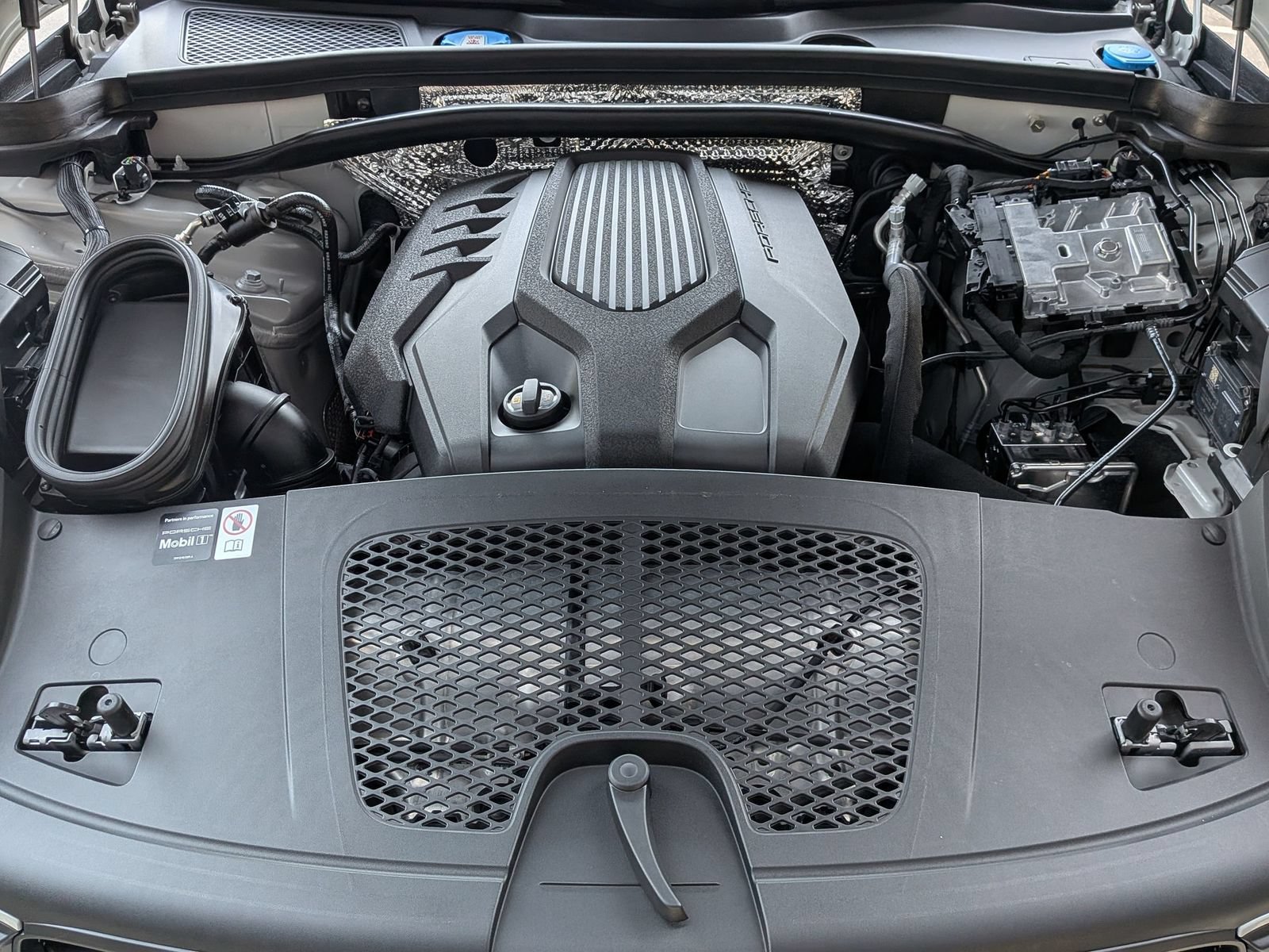Certified 2026 Porsche Macan Turbo AWD/4WD image 27