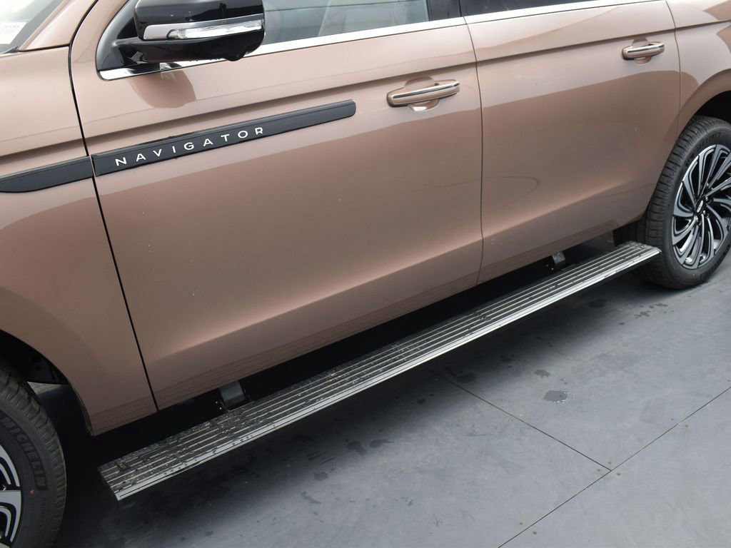 New 2026 Lincoln Navigator L Black Label AWD/4WD image 28